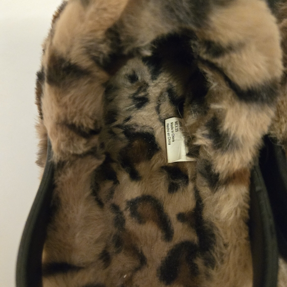 Womens Leopard Print Faux Fur Lined Black Clogs, Size 6 - Picture 3 of 5